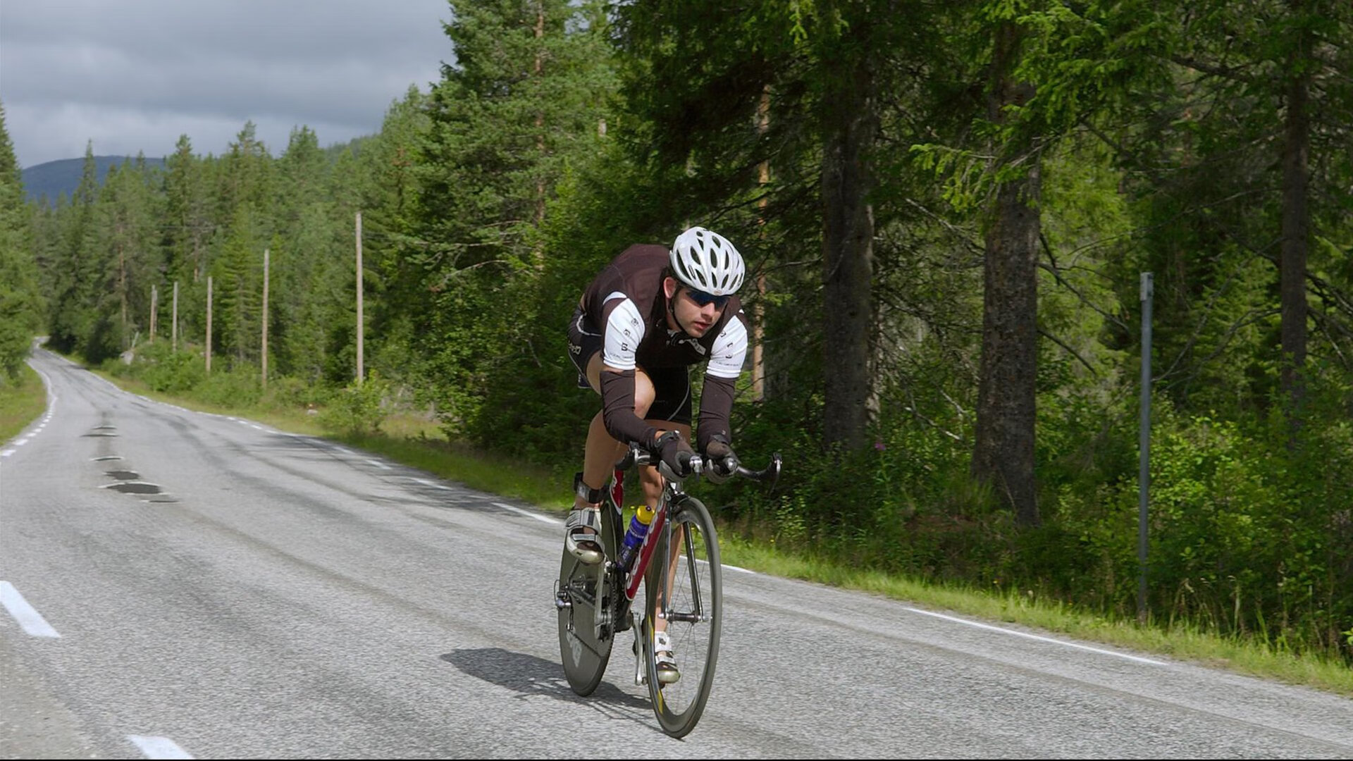 “快艇冲浪：东三叉湖赛场极速角逐，掀起水上运动的新浪潮”
