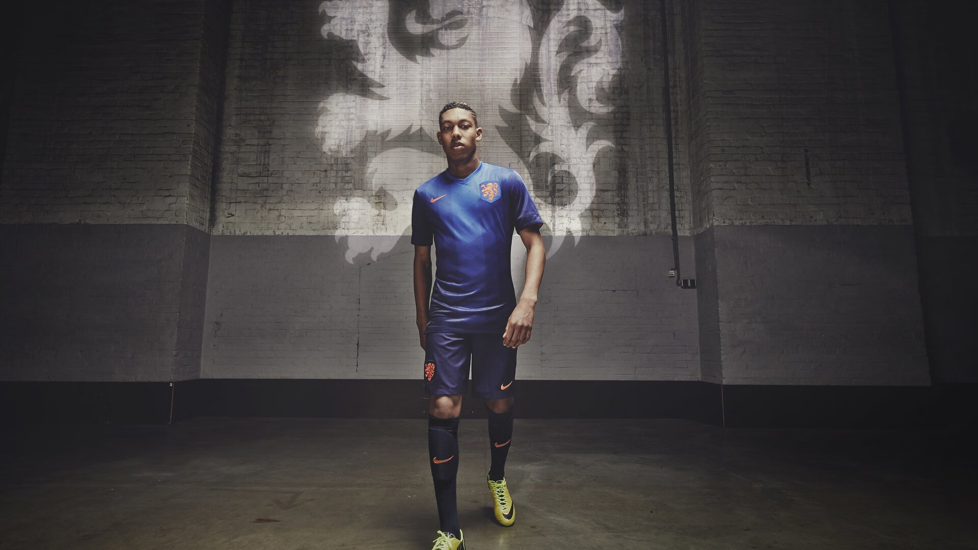 “快艇冲浪：东三叉湖赛场极速角逐，掀起水上运动的新浪潮”